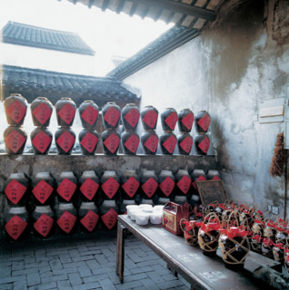 Jarres remplies d'alcool chinois
