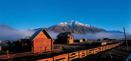 The scenery of frame houses and snow-covered mountains in Sinkiang,China