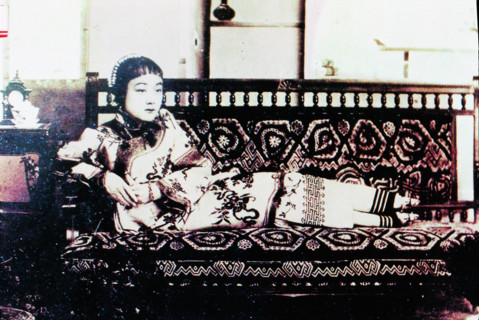 A black and white photo of a prostitute from Qing Dynasty,China