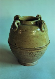 A blue and white glazed pot with four chains dated from Tang Dynasty,China