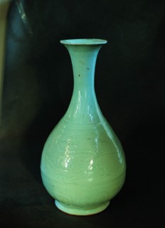 A celadon-glazed flask with dragon pattern dated from Yuan Dynasty,China