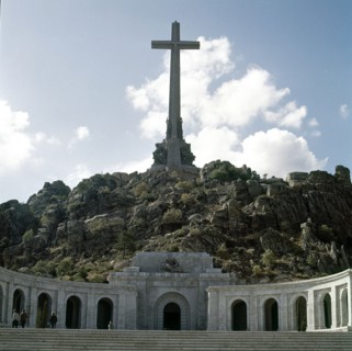 View of the entrance with the cross of the Valle de los Caidos