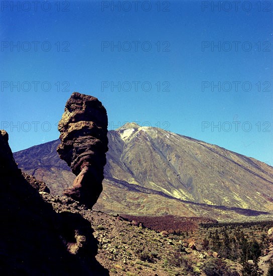 ROCA DE LAVA CON EL TEIDE DETRAS
ISLA, EXTERIOR
TENERIFE

This image is not downloadable.