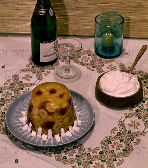PLATO DE MACEDONIA EN GELATINA ACOMPAÑADO DE NATA Y BOTELLA DE CAVA

This image is not