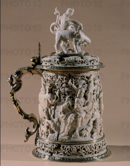 JARRA DE MARFIL Y PLATA DE CARLOS V-S XVI-REVERSO
Madrid, Lazaro Galdiano museum