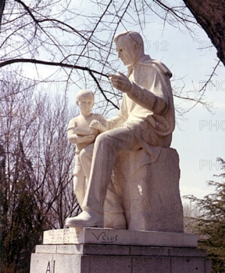 RIOS V
EXTERIOR - MONUMENTO AL MAESTRO
MADRID, PARQUE DEL OESTE
MADRID