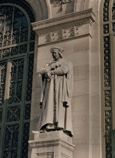 ESCULTURA DE LUIS VIVES EN LA PUERTA
MADRID, BIBLIOTECA NACIONAL
MADRID