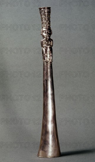 TESORO DE LOS QUIMBAYAS - TROMPETA DE ORO CON FIGURA MASCULINA - COLOMBIA - 200-1000 DC
MADRID,