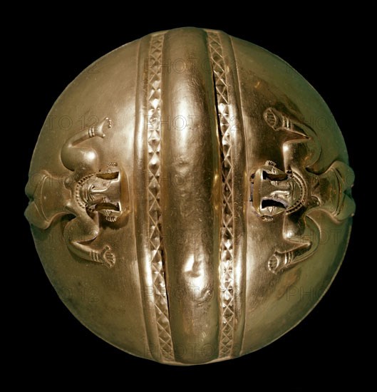 TESORO DE LOS QUIMBAYAS - CASCO DE ORO DECORADO CON FIGURAS FEMENINAS - COLOMBIA - 200-1000