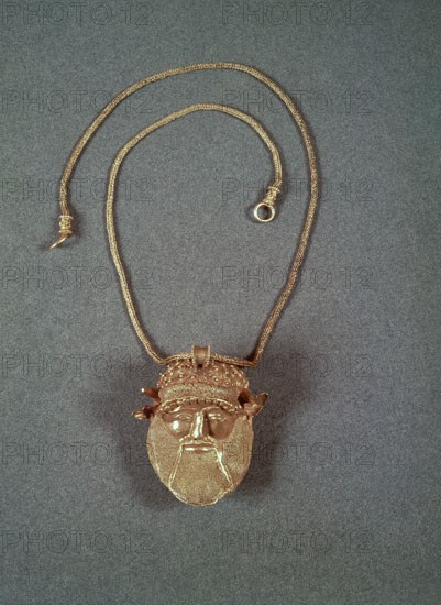 COLLAR DE ORO-CABEZA DE ACHELOUS-ARTE ETRUSCO
PARIS, MUSEO LOUVRE-INTERIOR
FRANCIA

This image