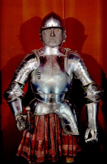 ARMADURA DE CARLOS V CON CABALLERO DE SANTIAGO GRABADO EN EL PETO
MADRID, ARMERIA