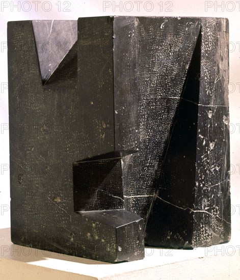 OTEIZA JORGE 1908/2003
ESCULTURA NEGRA 1958. MARMOL NEGRO 41 CMS ALTURA. ESCULTURA