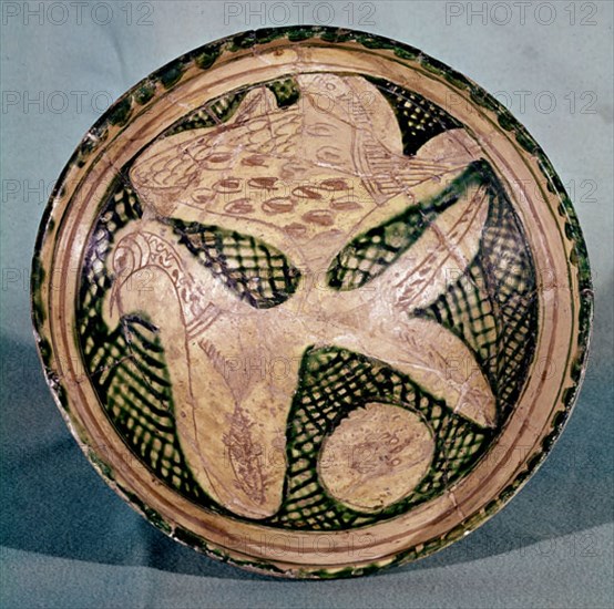 CERAMICA IRANI-PLATO DE ARCILLA ROJA S IX
MADRID, MUSEO ARQUEOLOGICO MUNICIPAL
MADRID

This