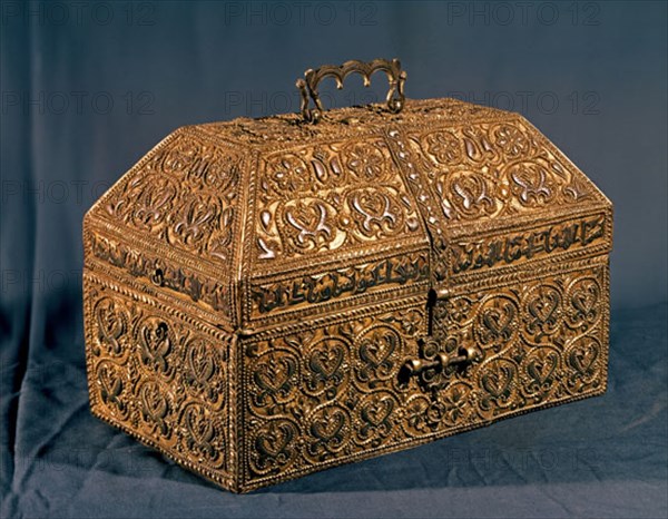TESORO-ARQUETA DE HISAM II-PERIODO CALIFAL-MADERA,PLATA DORADA Y NIELADA-27X38X23 CM
GERONA,