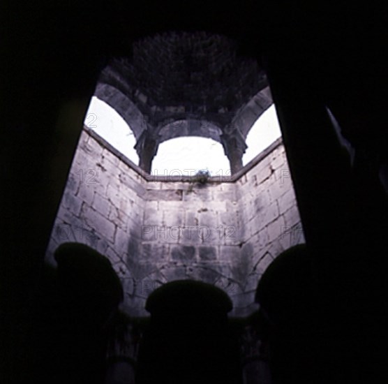 INTERIOR-BOVEDA CUPULIFORME SOBRE LA PISCINA CENTRAL
GERONA, BAÑOS ARABES
GERONA

This image is