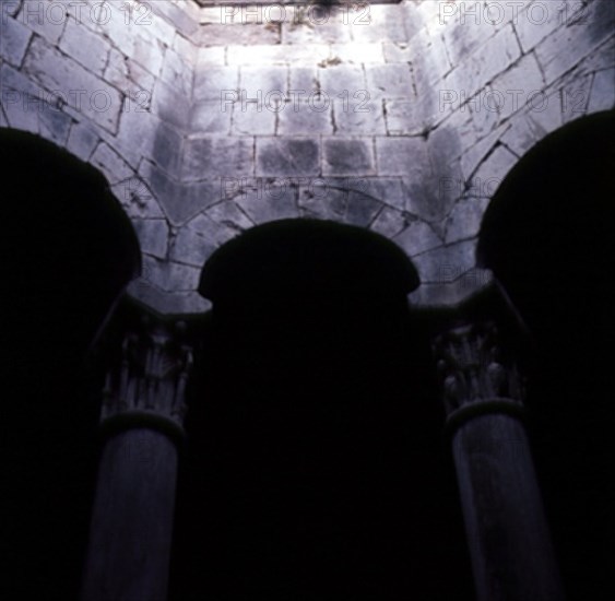 INTERIOR-DETALLE DE LA BOVEDA CUPULIFORME SOBRE LA PISCINA CENTRAL
GERONA, BAÑOS