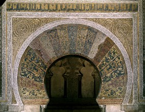 FRENTE DEL MIHRAB-ARCO DE HERRADURA CON MOSAICOS-DECORACION VEGETAL EN LAS DOVELAS-S