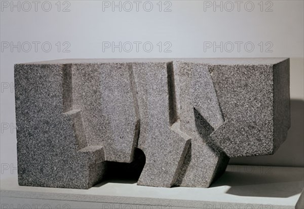 CHILLIDA EDUARDO 1924/2002
ESCULTURA-ETSUNE GRANITO 1966-68
MADRID, COLECCION