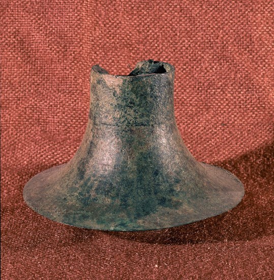 BASE METALICA DE ALGUN OBJETO PRIMITIVO
SEVILLA, MUSEO ARQUEOLOGICO
SEVILLA

This image is not