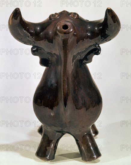 BOTIJO CON FORMA DE TORO-VIDIRADO Y COLOREADO EN MARRON- S XX
CUENCA, COLECCION