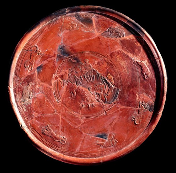 PLATO CON ESCENAS DE CAZA S IV-PROCEDE DE ATENAS
MADRID, MUSEO ARQUEOLOGICO