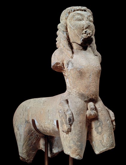 *CENTAURO EN TOBA VOLCANICA DE DECORAC DE TUMBA DE VULCI- 590-80 AC
ROMA, MUSEO VILLA