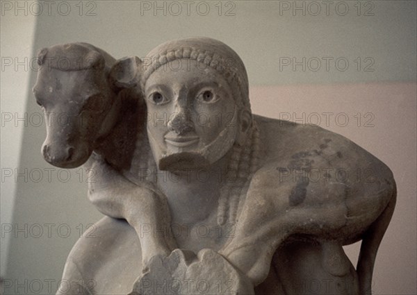 MOSCOFORO -(PASTOR CON TERNERA)-DET CABEZA Y TENERA
ATENAS, MUSEO DE LA ACROPOLIS
GRECIA

This