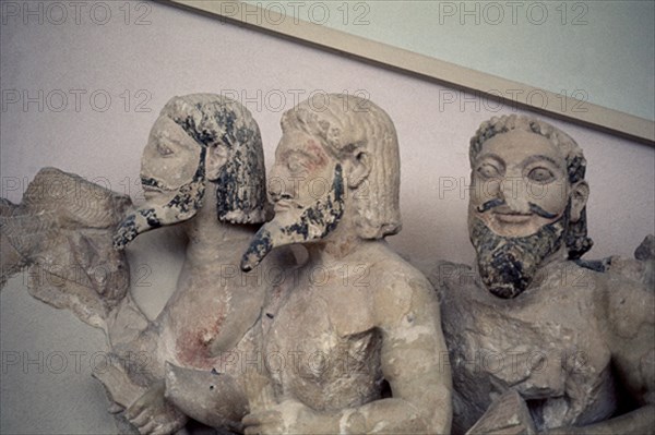 TIFON(MONSTRUO ALADO DE 3 CABEZAS)LLAMADO "EL BARBA AZUL"580/570 AC
ATENAS, MUSEO DE LA