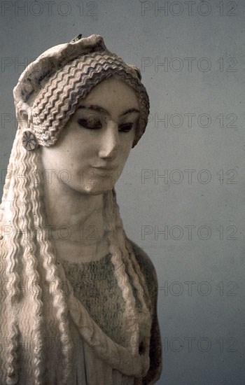 BUSTO-KORE-ESCULTURA ARCAICA GRIEGA-DONCELLA-500 AC
ATENAS, MUSEO DE LA ACROPOLIS
GRECIA

This