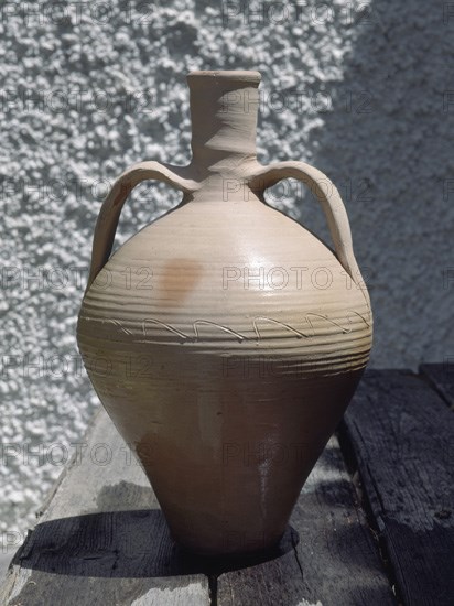 CANTARO CON DOS ASAS Y DECORACION LINEAL DE DEDO EN INCISA DE TEJA
CULLAR DE BAZA, COLECCION