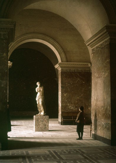 LA VENUS DE MILO
PARIS, MUSEO LOUVRE-INTERIOR
FRANCIA