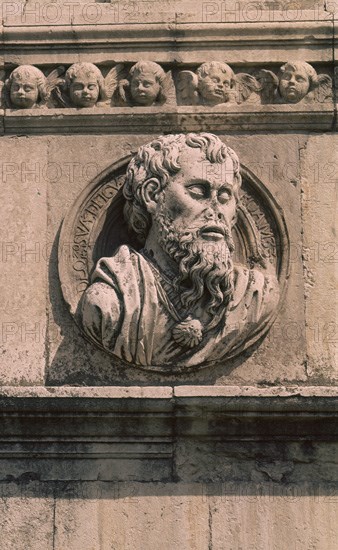 JUNI JUAN DE 1507/77
EXTERIOR FACHADA DEL HOSTAL - DETALLE DEL TONDO DE D LORENZO SUAREZ DE