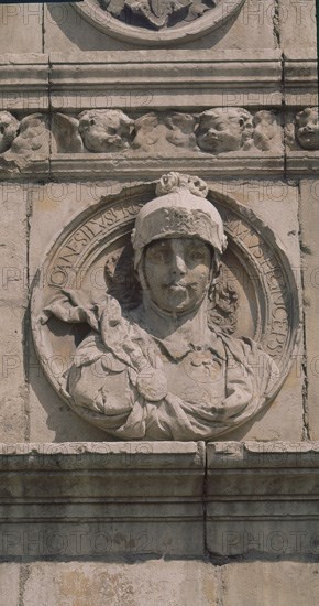 JUNI JUAN DE 1507/77
EXTERIO FACHADA DEL HOSTAL-DETALLE DEL TONDO DEL PRINCIPE JUAN
LEON,