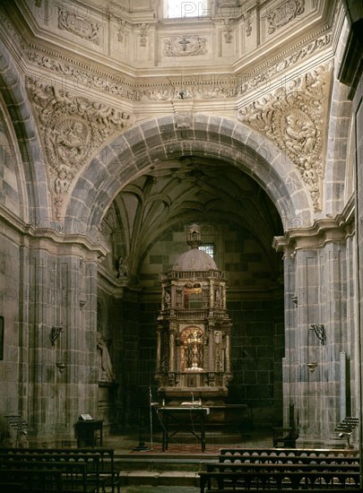 MAESTRO PLAZA
CAPILLA DEL LIGNUM CRUCIS CON LA RELIQUIA DEL MAYOR TROZO CONOCIDO DE LA CRUZ DE