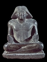ESCRIBA SENTADO. GRANITO GRIS.  V DINASTIA. PROCEDE DE SAQQARA. 48 CMS ALTURA
CAIRO, MUSEO
