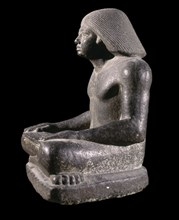 ESCRIBA SENTADO. GRANITO GRIS.  V DINASTIA. PROCEDE DE SAQQARA. 48 CMS ALTURA. VISTA