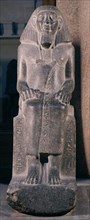 ESTATUA DE UN VISIR. XII DINASTIA. PROCEDE DE KARNAK. GRANITO GRIS. 115 CMS ALTURA.
CAIRO, MUSEO