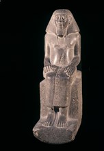 ESTATUA DE UN VISIR. XII DINASTIA. PROCEDE DE KARNAK. GRANITO GRIS. 115 CMS ALTURA.
CAIRO, MUSEO