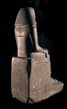 ESTATUA DE UN VISIR. XII DINASTIA. PROCEDE DE KARNAK. GRANITO GRIS. 115 CMS ALTURA. VISTA