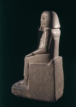 ESTATUA DE UN VISIR. XII DINASTIA. PROCEDE DE KARNAK. GRANITO GRIS. 115 CMS ALTURA.
CAIRO, MUSEO