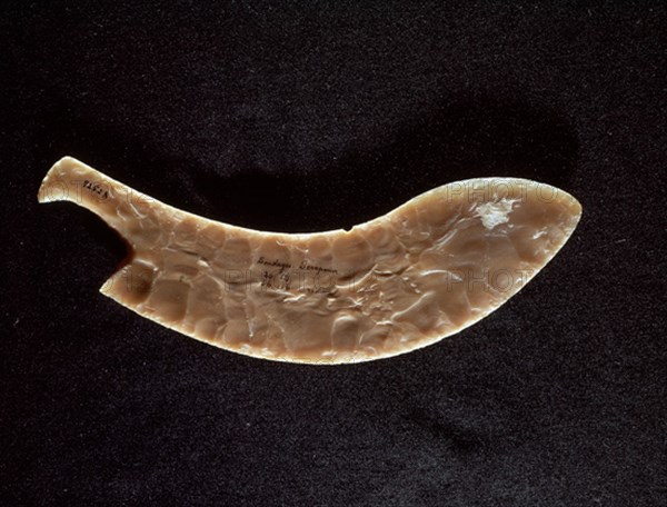 CUCHILLO LARGO DE SILEX BLANCO. PROCEDE  DE SAQQARA. DINASTIA I.
CAIRO, MUSEO