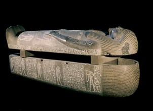 SARCOFAGO DE UNO DE LOS HIJOS DE RAMSES II. PROCEDE DE MEDINET HABU. XIX DINASTIA. GRANITO GRIS 190
