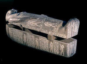 SARCOFAGO DE UNO DE LOS HIJOS DE RAMSES II. PROCEDE DE MEDINET HABU. XIX DINASTIA. GRANITO GRIS 190