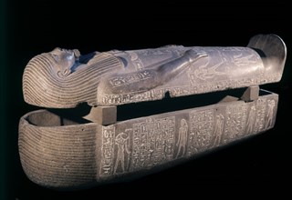 SARCOFAGO DE UNO DE LOS HIJOS DE RAMSES II. PROCEDE DE MEDINET HABU. XIX DINASTIA. GRANITO GRIS 190