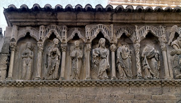 EXTERIOR-FRISO S XII-DET DE APOSTOLES
CARRION DE LOS CONDES, IGLESIA DE SANTIAGO
PALENCIA

This