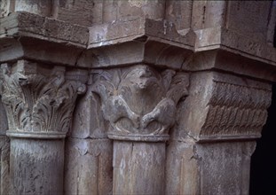 ENTRADA A LA SALA CAPITULAR-CAPITEL CON DECORAC DE ANIMALES Y VEGETALES
CARRACEDO, MONASTERIO DE