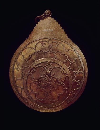 ASTROLABIO ARABE EN BRONCE CON INSCRIPCION
LONDRES, BRITISH MUSEUM
INGLATERRA

This image is