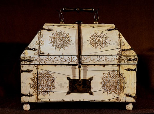 ARQUETA-PERIODO ALMOHADE-S XII-MARFIL MADERA Y COBRE-41X38X4CM
MADRID, INSTITUTO VALENCIA DE DON