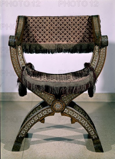 SILLA DE TIJERA O CADERA-TARACEA DE HUESO Y MADERA
MADRID, INSTITUTO VALENCIA DE DON