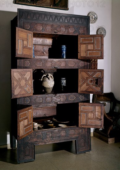 ARMARIO MUDEJAR CON PUERTAS ABIERTAS Y CERAMICA EN EL INTERIOR
MADRID, INSTITUTO VALENCIA DE DON